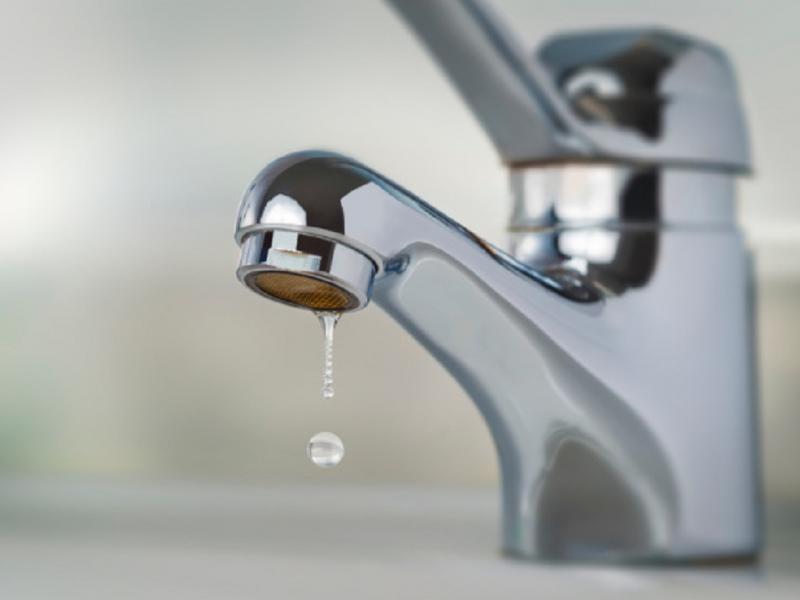 Recomiendan no dejar canillas de agua abiertas en los hogares 