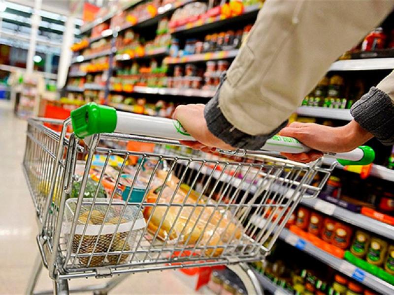 El consumo masivo en agosto cay un 4,6% mensual y un 13,7% interanual