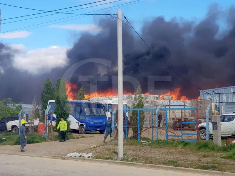 Intensa labor del Municipio y fuerzas de seguridad para asistir el incendio en el Parque Industrial 