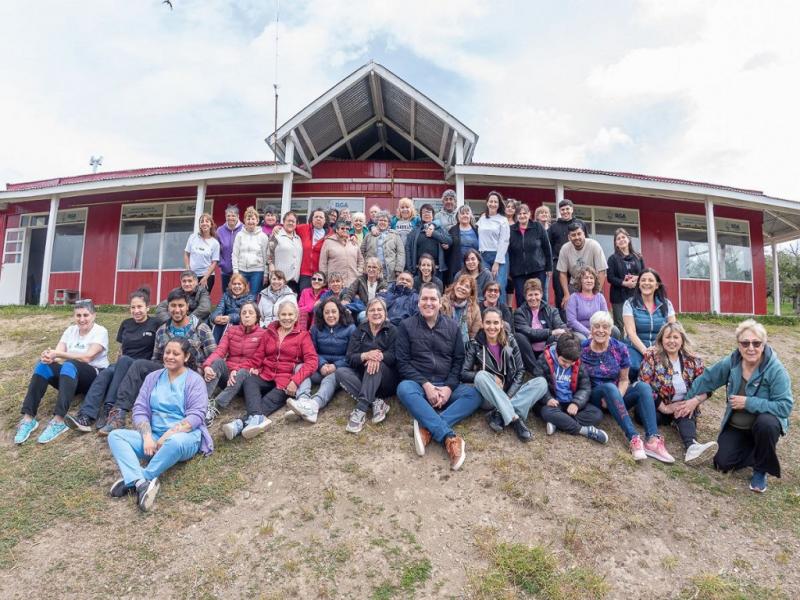 Martin Prez comparti un almuerzo con adultos y adultas mayores en la planta campamentil  