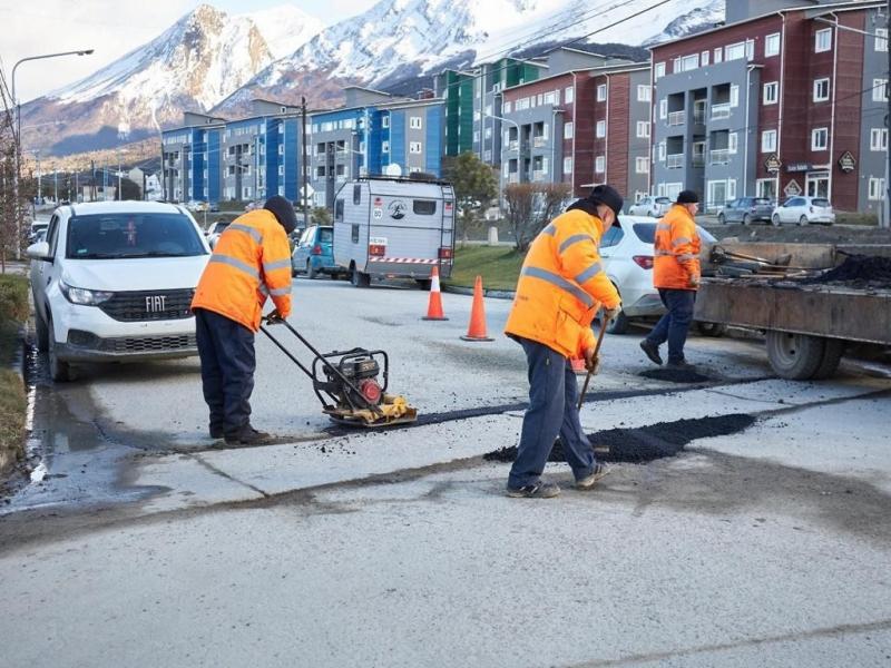 La Municipalidad de Ushuaia da continuidad al plan de bacheo en toda la ciudad 