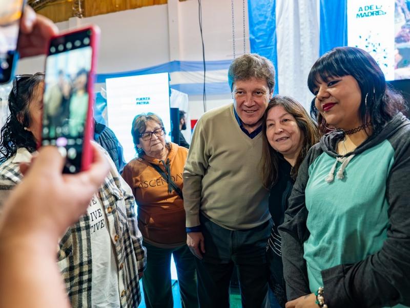 Ms de 3.500  mujeres en el bingo del Da de las Madres de Fuerza Patria 