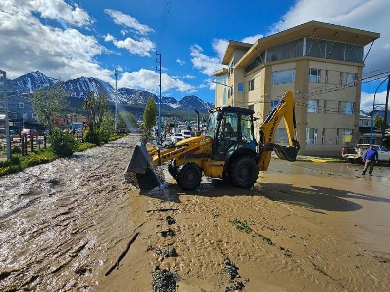 La Municipalidad de Ushuaia trabaja en distintos sectores ante el crecimiento de caudales de ros por las intensas precipitaciones 