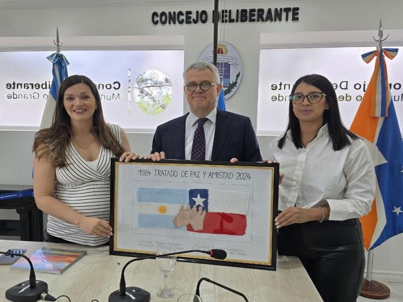 Guadalupe Zamora y la Concejala Vargas recibieron al Cónsul General de Chile