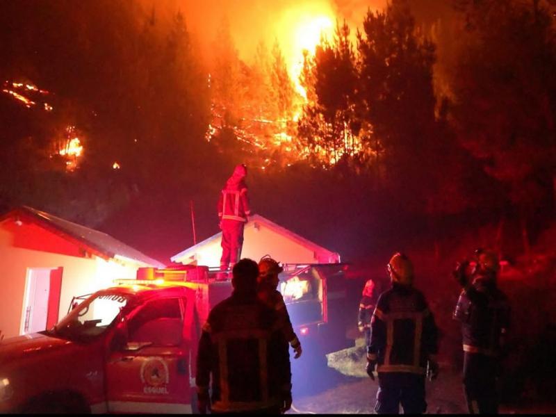 Alarma en El Hoyo: el incendio volvi� a cobrar fuerza, cortaron la Ruta 40 y evac�an zonas de Epuy�n