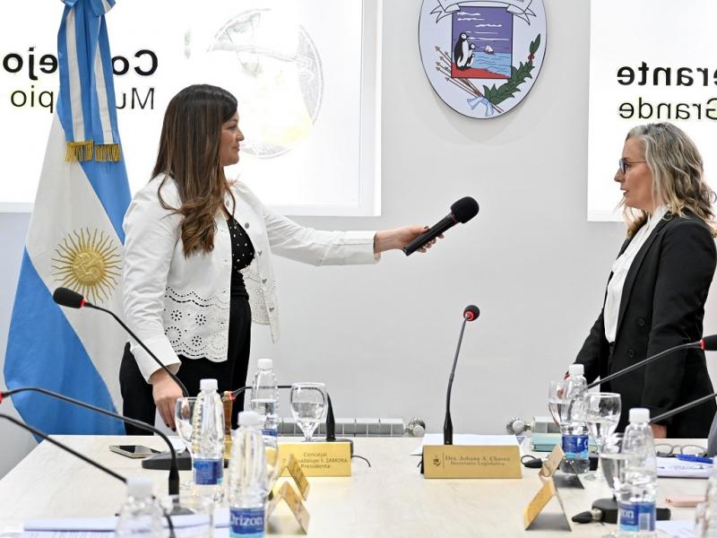 El Concejo Deliberante tom� juramento a la nueva Concejala Ver�nica Mart�nez