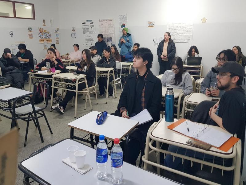 Charla a estudiantes del CENT 35 por el D�a del Petr�leo y Gas Fueguino