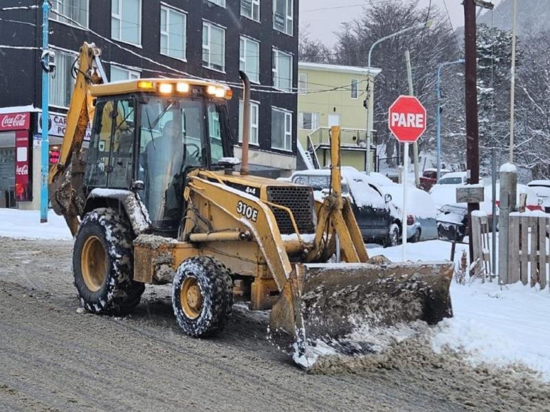 Amplio operativo de limpieza y despeje de calles tras las nevadas 