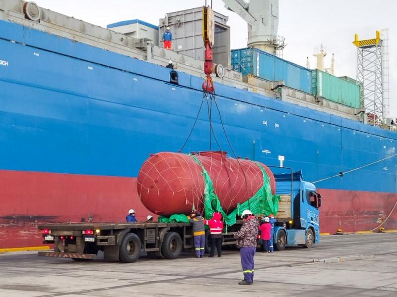 Comenz� el operativo de descarga y transporte del equipamiento para la nueva usina de Ushuaia 