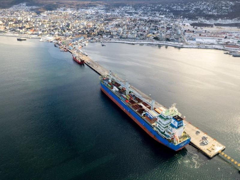 Arribó el buque con las 6.200 toneladas de equipamiento para la nueva usina de Ushuaia