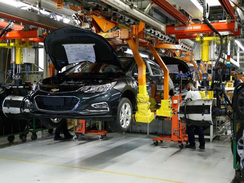 Durante junio cayó la producción y las exportaciones de la industria automotriz