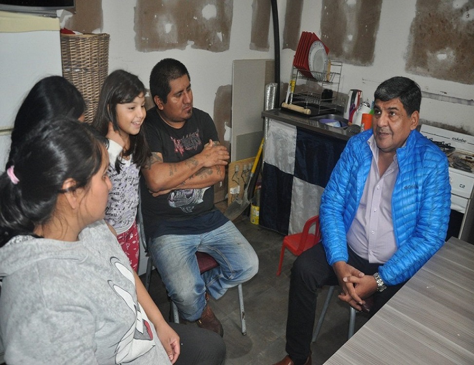 La actitud de estos jvenes para encarar la vida me emocion, ellos adquirieron conocimientos estudiando en el Centro de Formacin Laboral y con lo aprendido, encararon la construccin de su casa, destac Juan Carlos Arcando. 