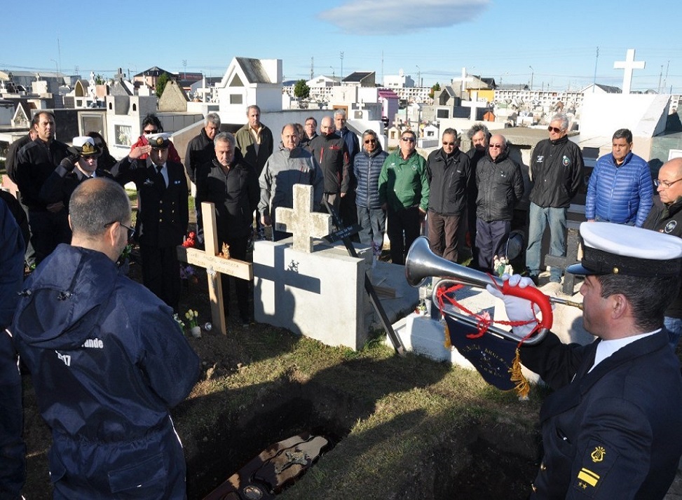 Vine a despedir a un Hroe de Malvinas que parti al encuentro del Seor; vine a dar mis condolencias a la familia, a sus hijos, a su esposa y asimismo abrazar a los combatientes de Malvinas de Ro Grande, dijo Juan Carlos Arcando. 