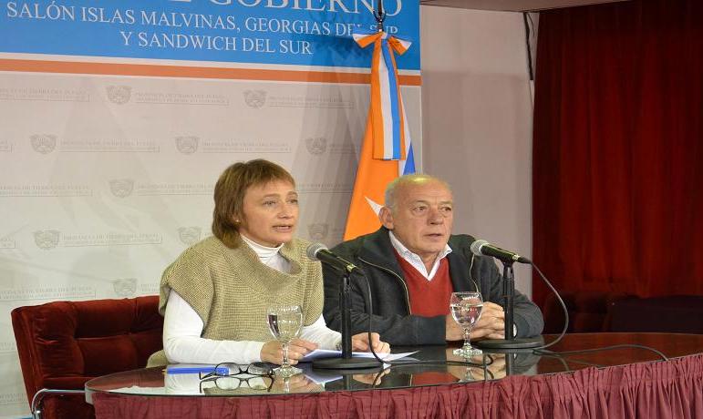 Fabiana Ros, junto al Vicegobernador Roberto Crocianelli brind una conferencia de prensa para hablar de la reforma a la Ley de Hidrocarburos