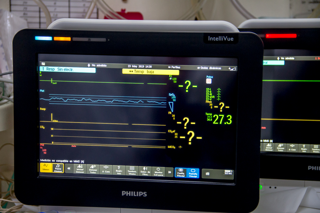 En el Hospital Regional de Ushuaia se incorporaron 3 monitores multiparamtricos en el Servicio de Neonatologa; una citocentrfuga y un microscopio ptico digital para Anatoma Patolgica, entre otros aparatos. 