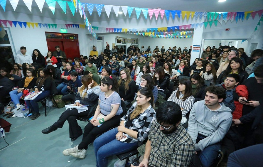 Durante el encuentro los estudiantes presentes recibieron adems una gua con toda la oferta acadmica de la provincia, tanto pblica como privada, para orientarlos en la decisin sobre su carrera a futuro. 