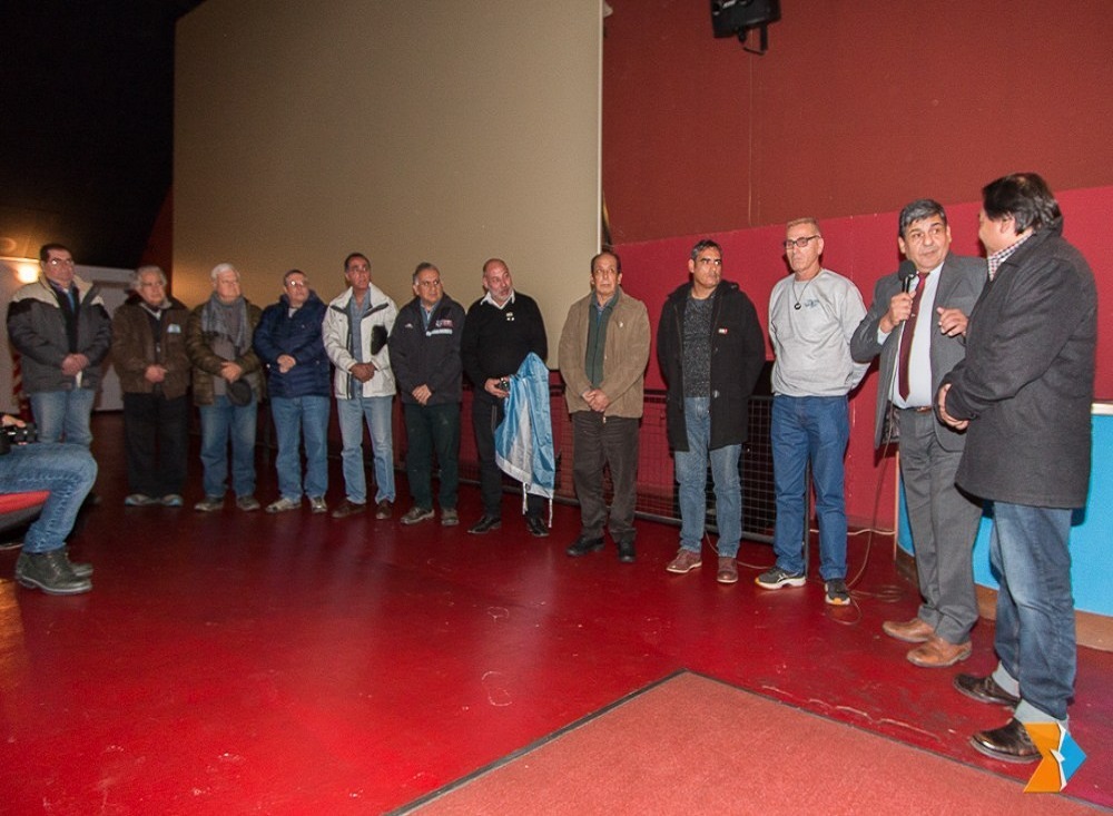 De la presentacin participaron adems, el Director de la pelcula Daniel Ponce, funcionarios del Municipio de Merlo, combatientes de Malvinas de Merlo y de Ushuaia, integrantes de fuerzas armadas y de seguridad, y alumnos de escuelas pblicas.