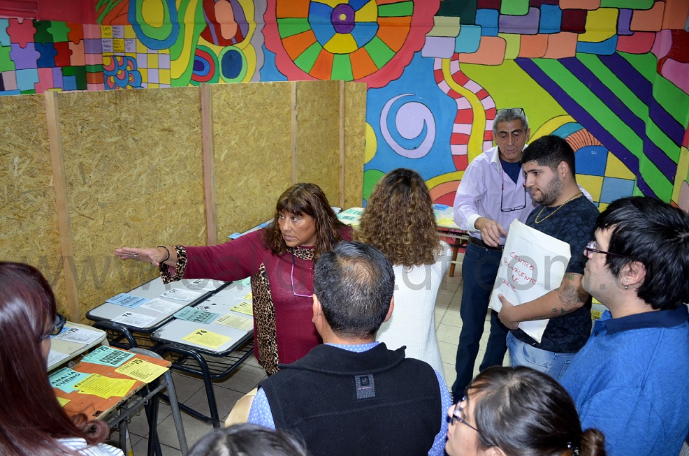 
Sobre el fin de la jornada, en muchos lugares de votacin, pasadas las 19:00 horas, se segua sufragando. Con lo cual, los resultado se conocern mucho ms tarde de lo esperado.  


