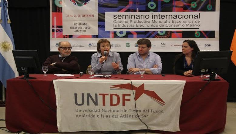 La Gobernadora de Tierra del Fuego, Fabiana Ros, estuvo presente en el Seminario organizado por la UNTF