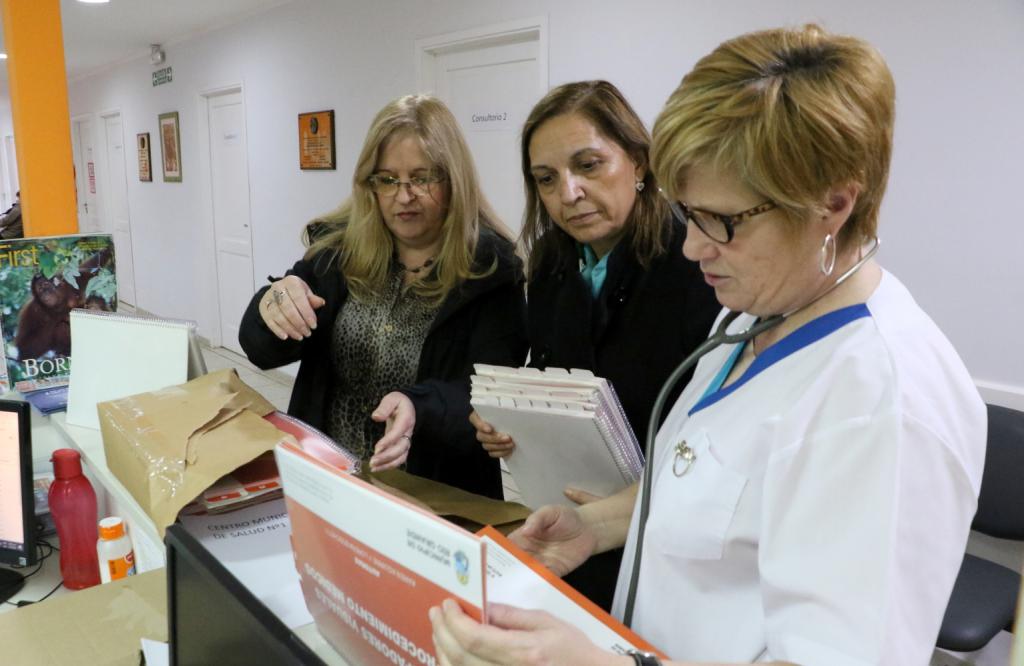 Estos cuadernillos ya se empezaron a colocar en los diferentes establecimientos sanitarios de la rbita municipal, en las mesas de entrada y a la vista del pblico, para ser utilizados.