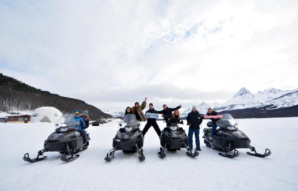 Entre las experiencias que realizaron los periodistas se destacan el paseo en trineos tirados por perros, gentileza de Nunatak Adventure y un recorrido en motos de nieve por el Valle de Tierra Mayor.