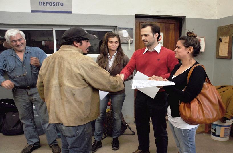 Entrega de Certificados de Capacitacin en soldadura de alta presin y estructural, dictado por el Gobierno de Tierra del Fuego. Foto de archivo 