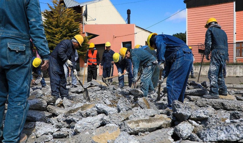 Estamos trabajando con un bacheo por administracin, como es el caso del trabajo iniciado en Chacra 11 y se van a seguir trabajando con otras reas de la ciudad, resalt Silvina Mnaco. 