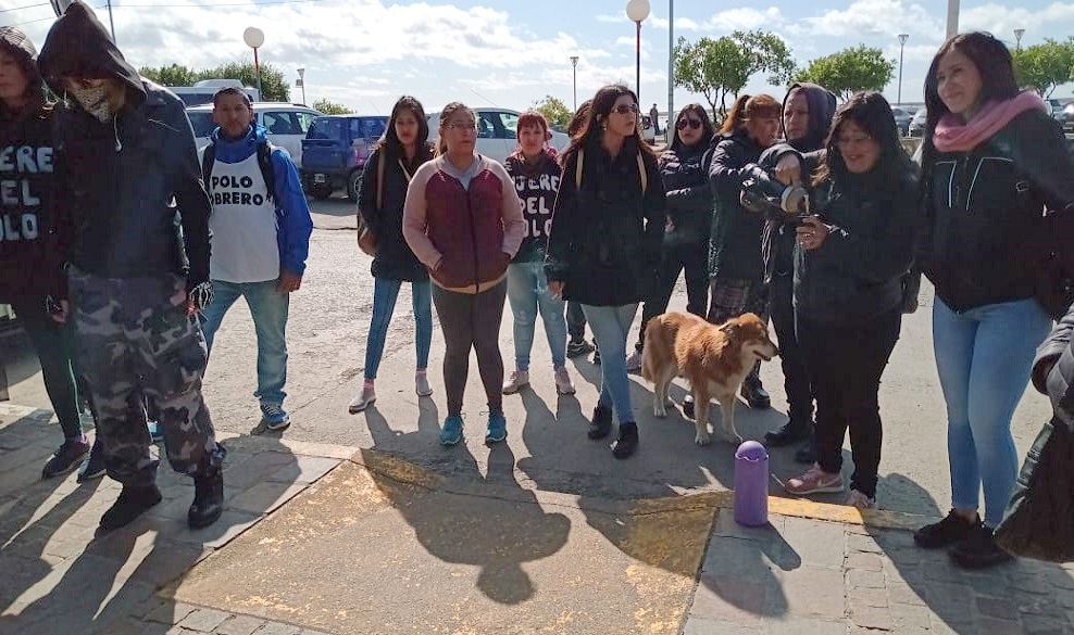 Este martes, a partir de las 9 horas, comenzamos un acampe frente a la municipalidad. Invitamos a todas las organizaciones sociales y barriales a manifestarse y acompaarnos en esta lucha, indicaron desde el Polo Obrero.