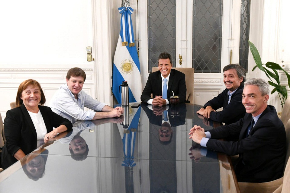 Aprovechando la presencia del Ministro Meoni, se abordaron aspectos vinculados a la soberana nacional y al Cruce por Aguas Argentinas, entre Santa Cruz y Tierra del Fuego.