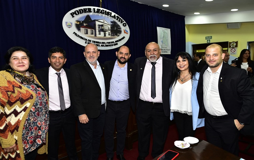 Los Legisladores Federico Greve, Mnica Acosta, Daniel Rivarola y Emmanuel Trentino, junto los Concejales de Ro Grande Walter Campos, Javier Calisaya y Miriam Laly Mora.  