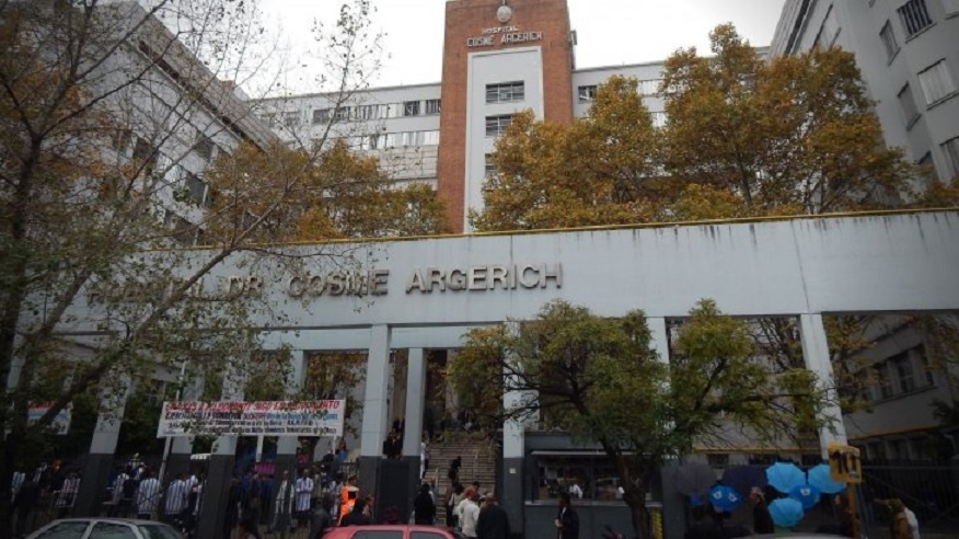 El paciente tena 64 aos y permaneca internado en el Hospital Argerich, de la Ciudad de Buenos Aires. Haba retornado al pas el 25 de febrero tras permanecer en Francia.