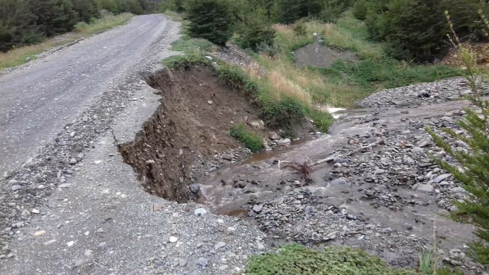 El Gobierno de Tierra del Fuego, a travs de diversas reas, lleva adelante operativos en rutas por los fuertes vientos y lluvias ocurridos en las ltimas horas.