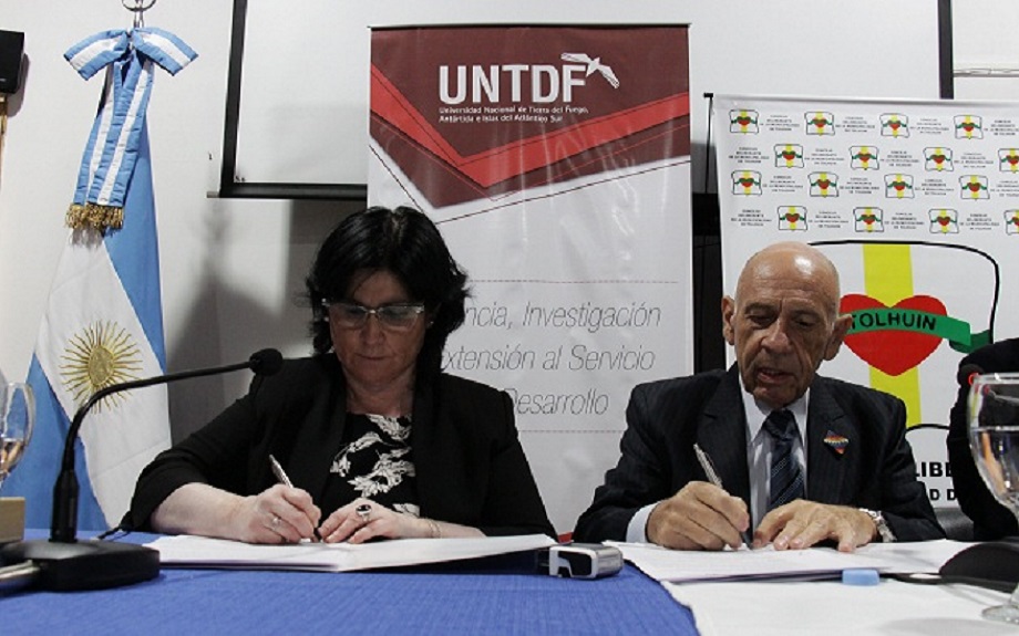 El acuerdo fue celebrado con la presencia del Rector de la UNTDF, Juan Jos Castelucci, y la Presidenta del Concejo, Jeannette Alderete Gallardo.