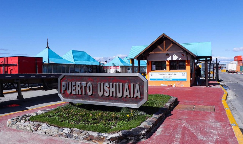 Los pasajeros que llegan en las respectivas embarcaciones al Puerto de Ushuaia, son controlados por el personal mdico a bordo.