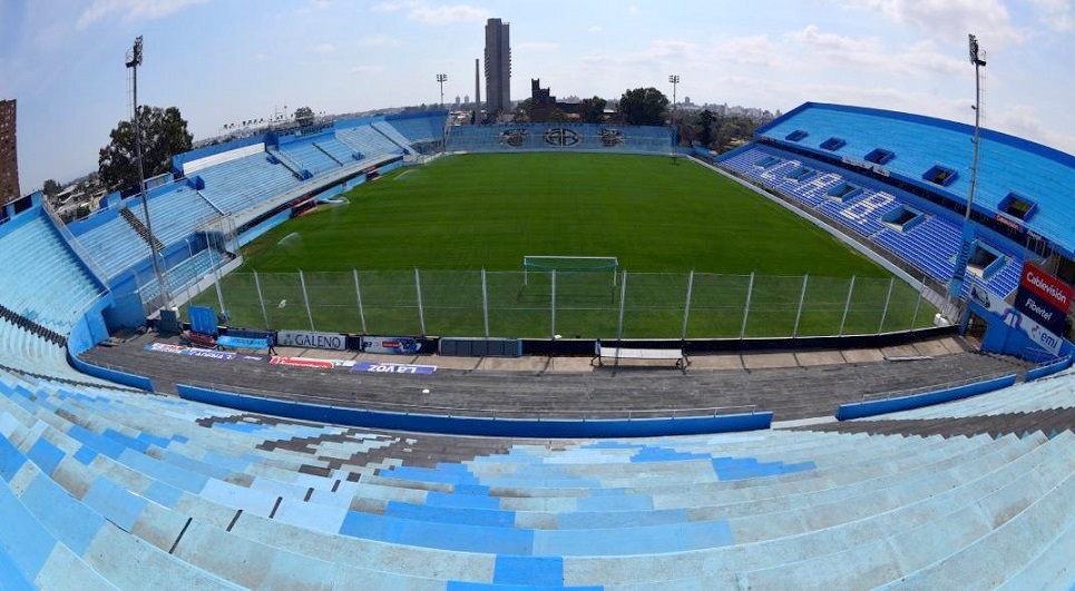 Mientras la mayora de las actividades deportivas del pas estaban ya suspendidas, los dirigentes del ftbol resolvieron este lunes cerrar las canchas hasta el 31 de marzo.