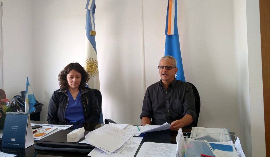 El Dr. Juan Jos Alba y la Doctora Alejandra Alfaro fueron los responsables de brindar un nuevo parte ampliado en el cual confirmaron la existencia de un nuevo caso positivo de COVID-19 en la ciudad de Ushuaia.