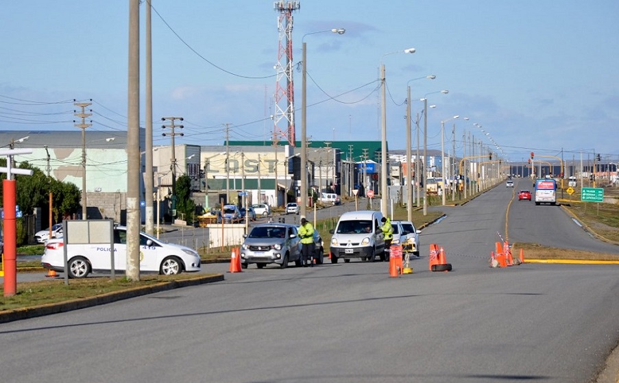 En Tierra del fuego a once personas se le realizaron diferentes tipos de actuaciones, ya sea detenciones, o se las notific que rige el DNU N 297/20 (nacional), el cual cita los artculos 205 y 239 de Cdigo Penal. Foto: Ramn Taborda. 