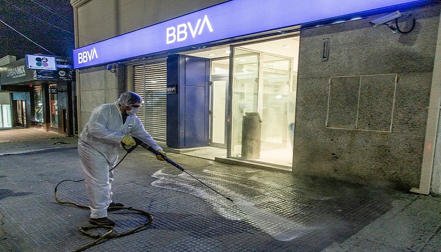 Se desinfecta en supermercados, en todos los bancos, en Tribunales, en la morgue, en el Hospital, en los Centros de Salud, en todas las Comisaras, y en las garitas de colectivos, destac Rodolfo Sopena.