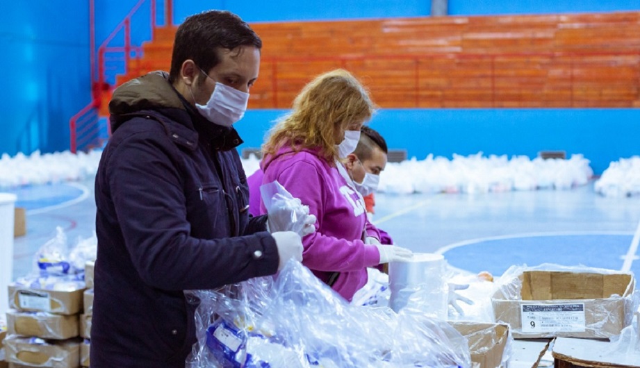 Aproximadamente en estos cuatros das se van a distribuir 20 mil bolsones en toda la provincia; ocho mil en Ushuaia, dos mil en Tolhuin y diez mil en Ro Grande, detall la Ministra de Desarrollo Humano de la provincia, Vernica Gonzlez.