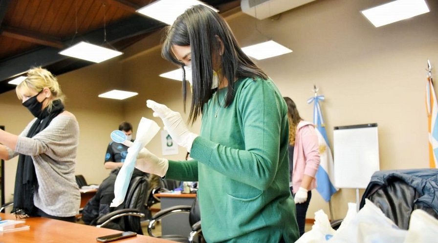 Llevamos adelante la tarea de entregar las telas para los cortes, luego llevamos los cortes para la confeccin y finalmente retiramos de los domicilios de los voluntarios y voluntarias las mascarillas confeccionadas, indic Lorena Henriques Snches. 