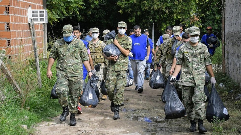 Hasta el da de hoy se realizaron 2.008 tareas en todo el pas, que implic la movilizacin de 22.089 efectivos para tareas de ayuda humanitaria, con el foco puesto en la elaboracin de alimentos o su distribucin, destac el Ministro Rossi.