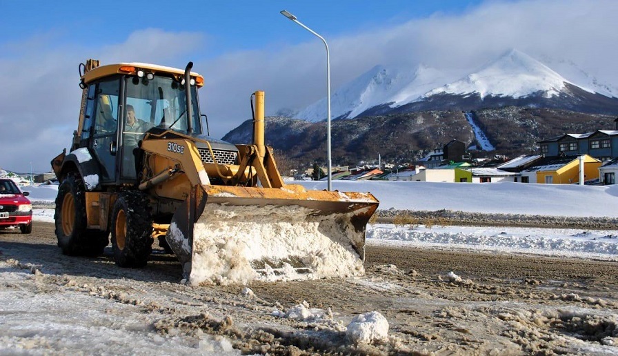 El rea de Servicios Pblicos de la Municipalidad cuenta ya con la cubiertas de invierno, cadenas para equipos viales, los accesorios para la planta de salmuera, la ropa de invierno para el personal, uas y cuchillas para los equipos viales. 