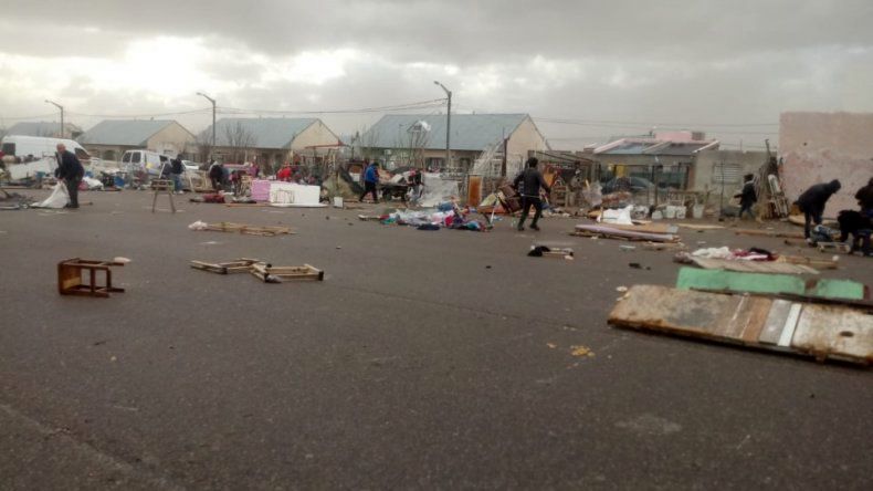 El paso del viento destruy todos los puestos de madera y chapa, y la voladura de distintos elementos caus heridas a varias personas que debieron ser trasladadas en ambulancias al Hospital Zonal.