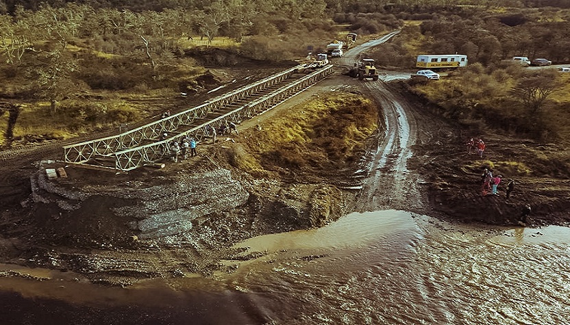 La obra lleva un mes y medio de ejecucin. Los trabajos, realizados por personal de Vialidad Provincial, consistieron en el retiro del puente, el reacondicionamiento y arreglo de la base y finalmente se realiz la colocacin.