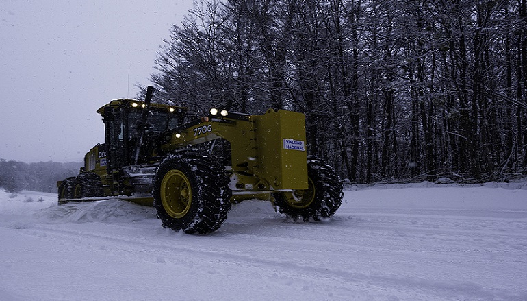 En marco del Operativo Invernal 2020, se realizan tareas preventivas antihielo, adems del despeje de nieve en calzada y banquinas en la Ruta Nacional N3.