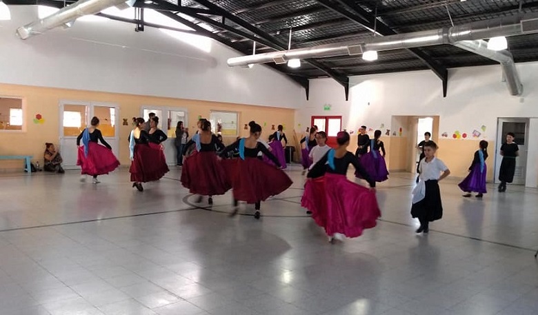 Ahora los chicos y chicas desde los 4 aos podrn asistir a Estudios de Danzas y Artes Escnicas, siempre en el mbito privado y en el marco de los encuentros esenciales.