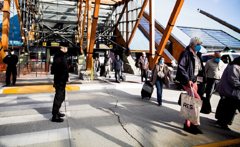 De esta manera se mantiene un trabajo coordinado con la Polica de Seguridad Aeroportuaria para que, adems, quien no tenga domicilio en Tierra del Fuego no pueda subir al avin en la ciudad de Buenos Aires.