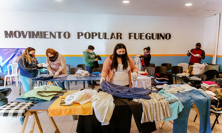 Quienes requieran la asistencia del ropero solidario, podrn concurrir los das martes y jueves, con turno previo, llamando o enviando mensaje al telfono: 2901-640548. 