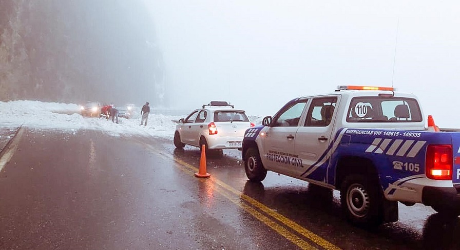 Desde Proteccin Civil se recomienda transitar con precaucin por la zona, y se recuerda que se deben utilizar cubiertas con clavos o slice para vehculos livianos y cadenas para el transporte de carga.