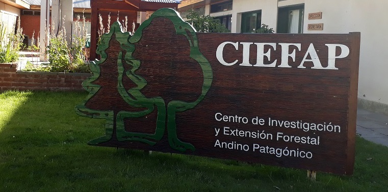 Los postulantes debern enviar la respectiva documentacin a los correos electrnicos de CIEFAP: (administracin@correociefap.org.ar), y Secretara de Desarrollo Productivo y PyME (desarrolloproductivo@tierradelfuego.gov.ar).